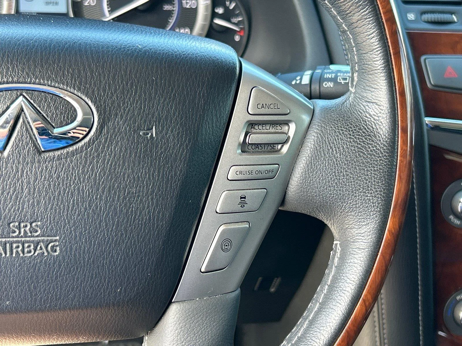 Used 2015 Majestic White INFINITI 4WD image 29