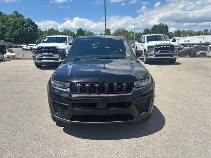 New 2026 Diamond Black Crystal Pearl-Coat Exterior Paint Jeep Laredo Altitude image 8