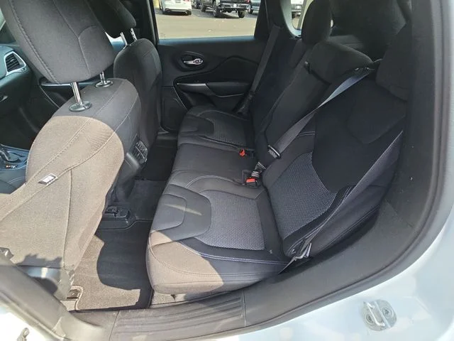 Used 2021 White Jeep Latitude image 27