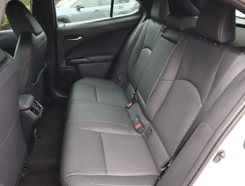 Used 2025 White Lexus 300h image 27