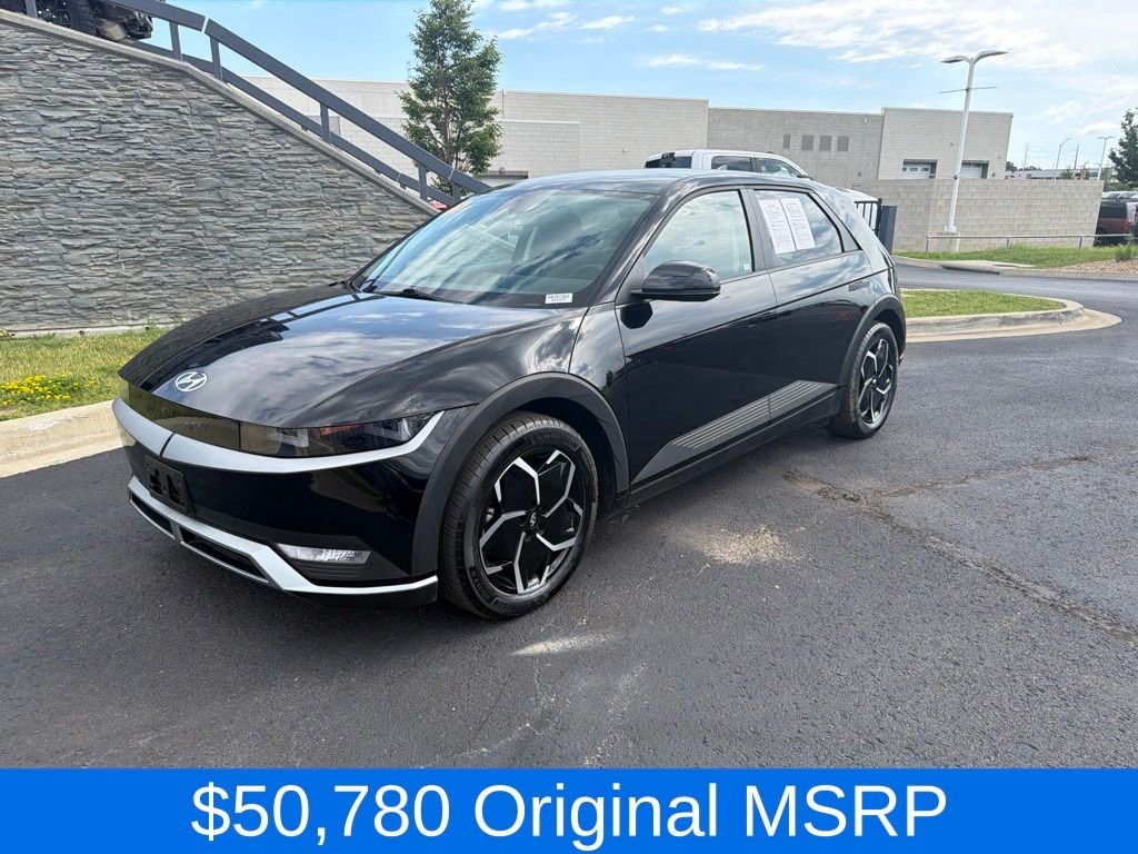 Used 2023 Black Hyundai SE image 3