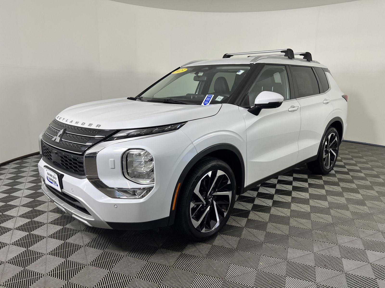 Used 2023 White Diamond Mitsubishi SE image 9