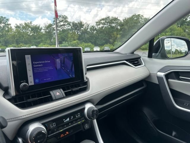 2025 Toyota RAV4 XLE - Photo 18