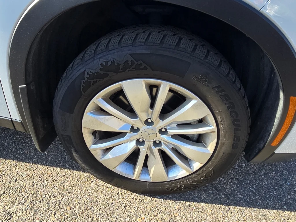 Used 2025 White Diamond Mitsubishi ES image 20