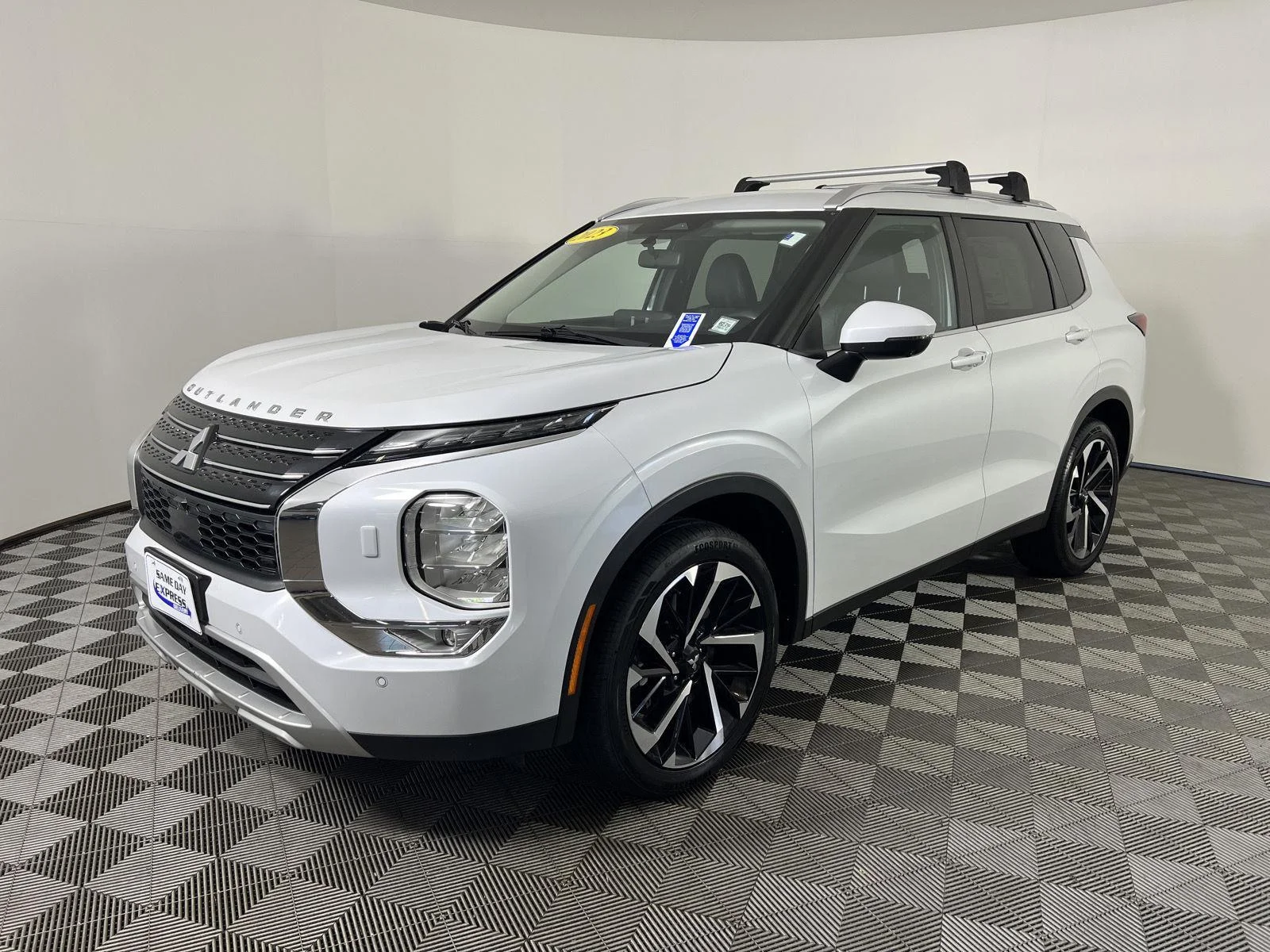 Used 2023 White Diamond Mitsubishi SE image 9