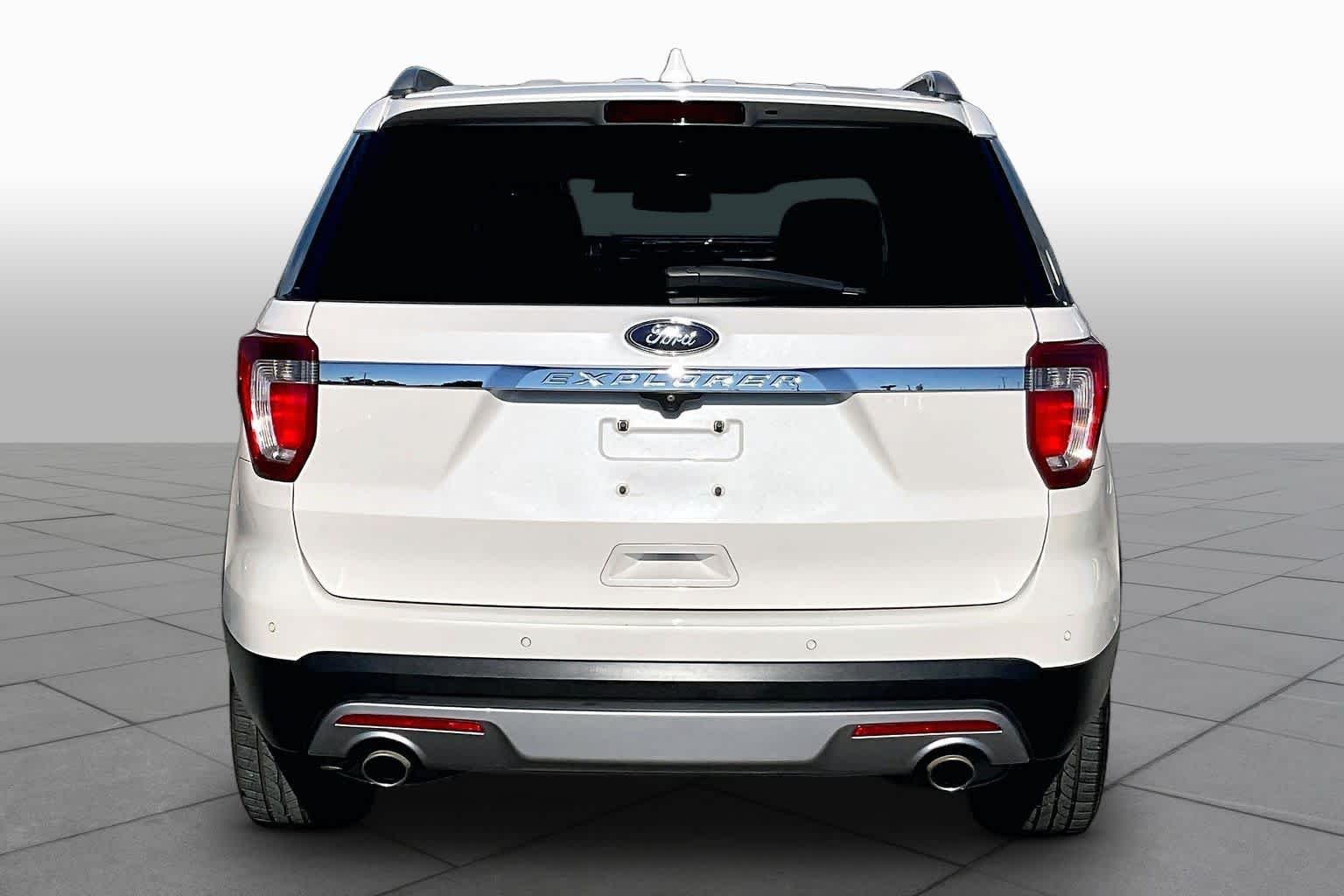 Used 2017 White Platinum Metallic Tri-Coat Ford XLT image 5