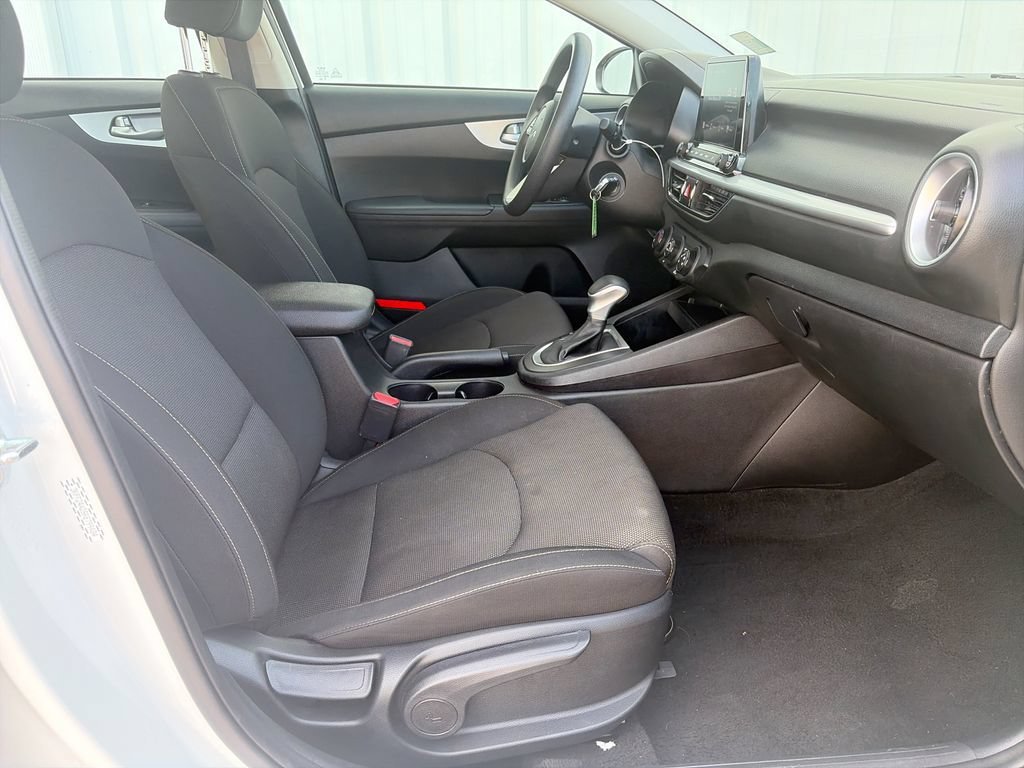 Used 2024 White Kia LXS image 28
