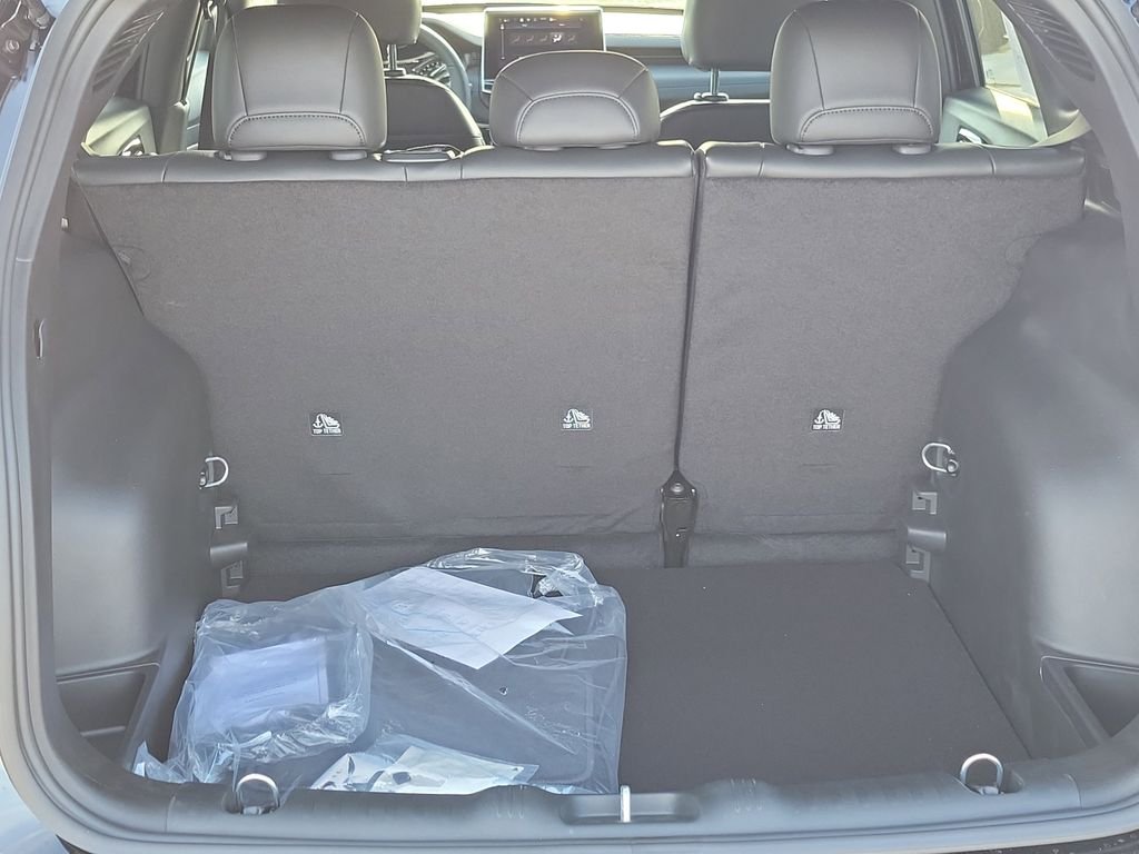 New 2026 Diamond Black Crystal Pearlcoat Jeep Latitude image 7