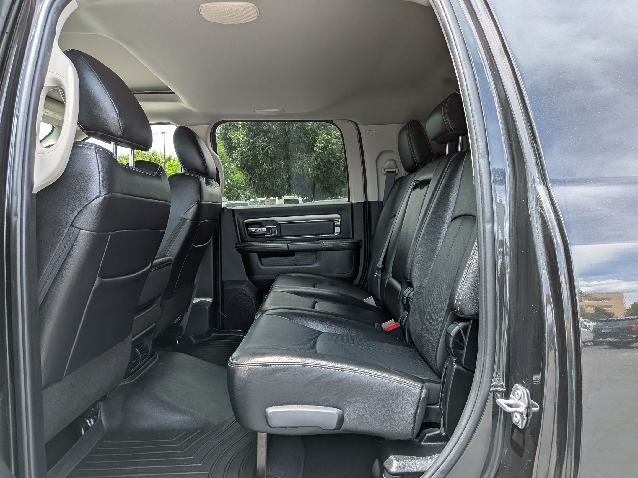 Used 2018 Brilliant Black Crystal Pearlcoat Ram Laramie image 28