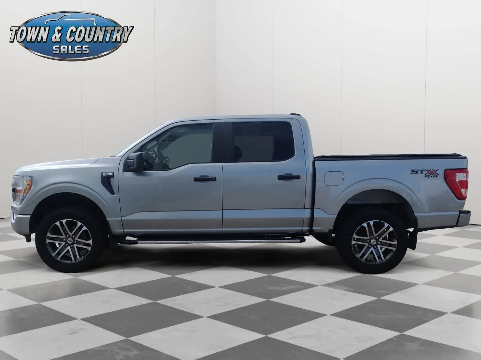 Used 2021 Iconic Silver Metallic Ford XL image 3