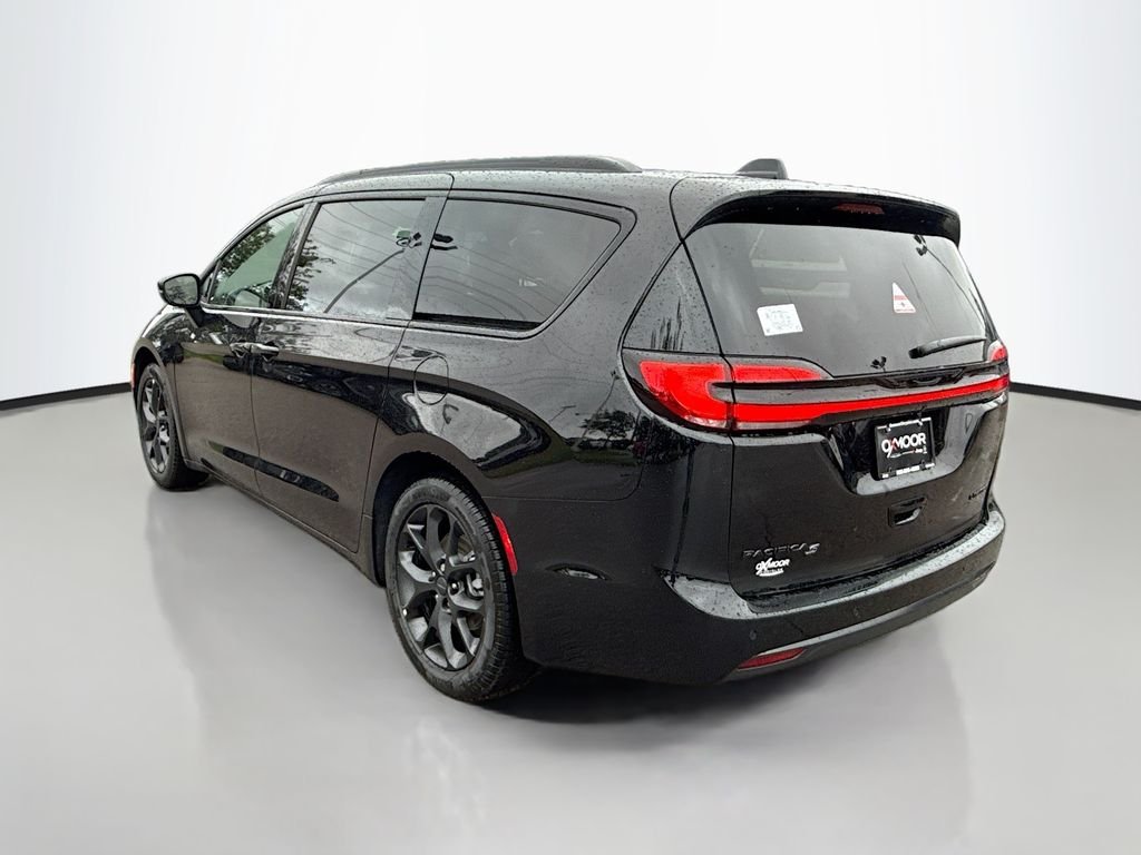 New 2027 Diamond Black Crystal Pearl-Coat Exterior Paint Chrysler Limited image 6