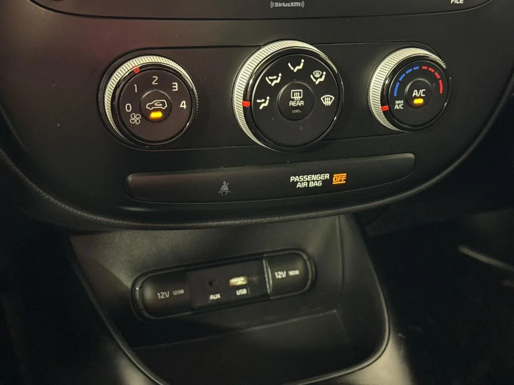 Used 2018 White Kia Base image 19
