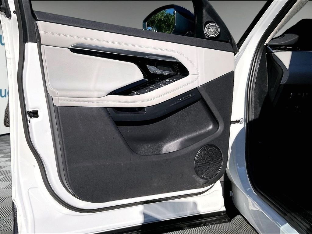 Used 2020 White Land Rover SE image 9
