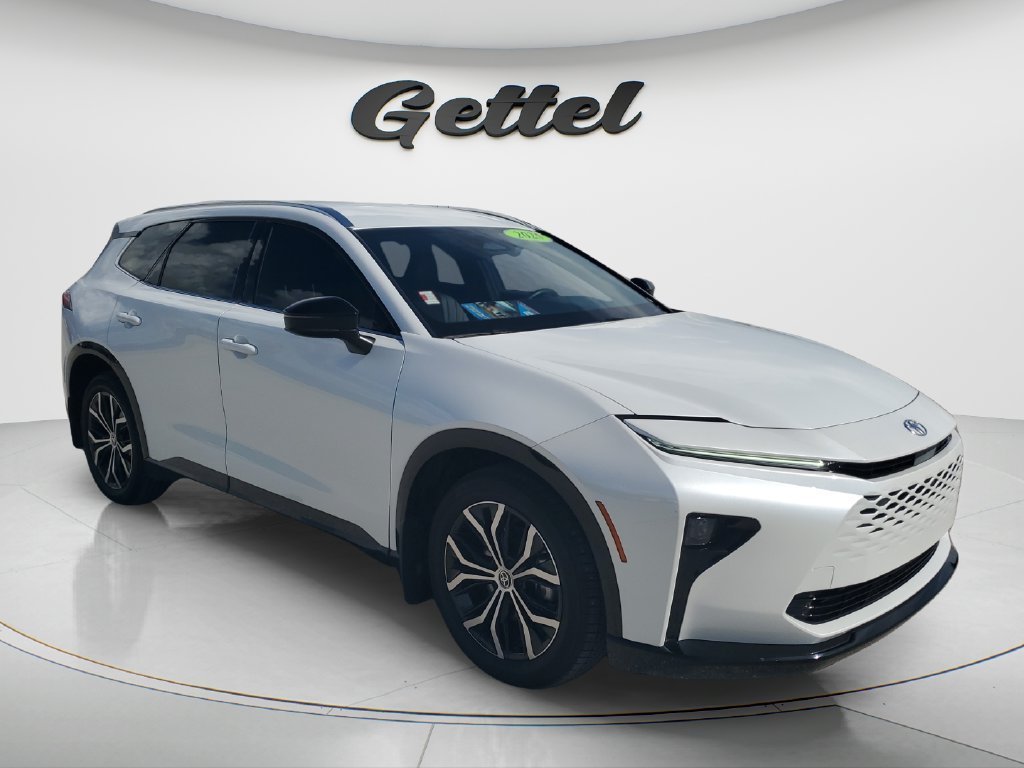 Used 2025 White Toyota XLE image 3
