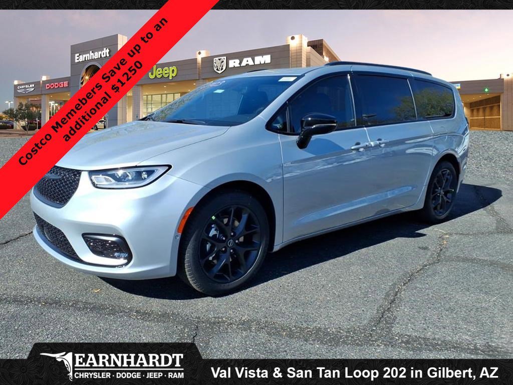 2026 Chrysler Pacifica Select's photo