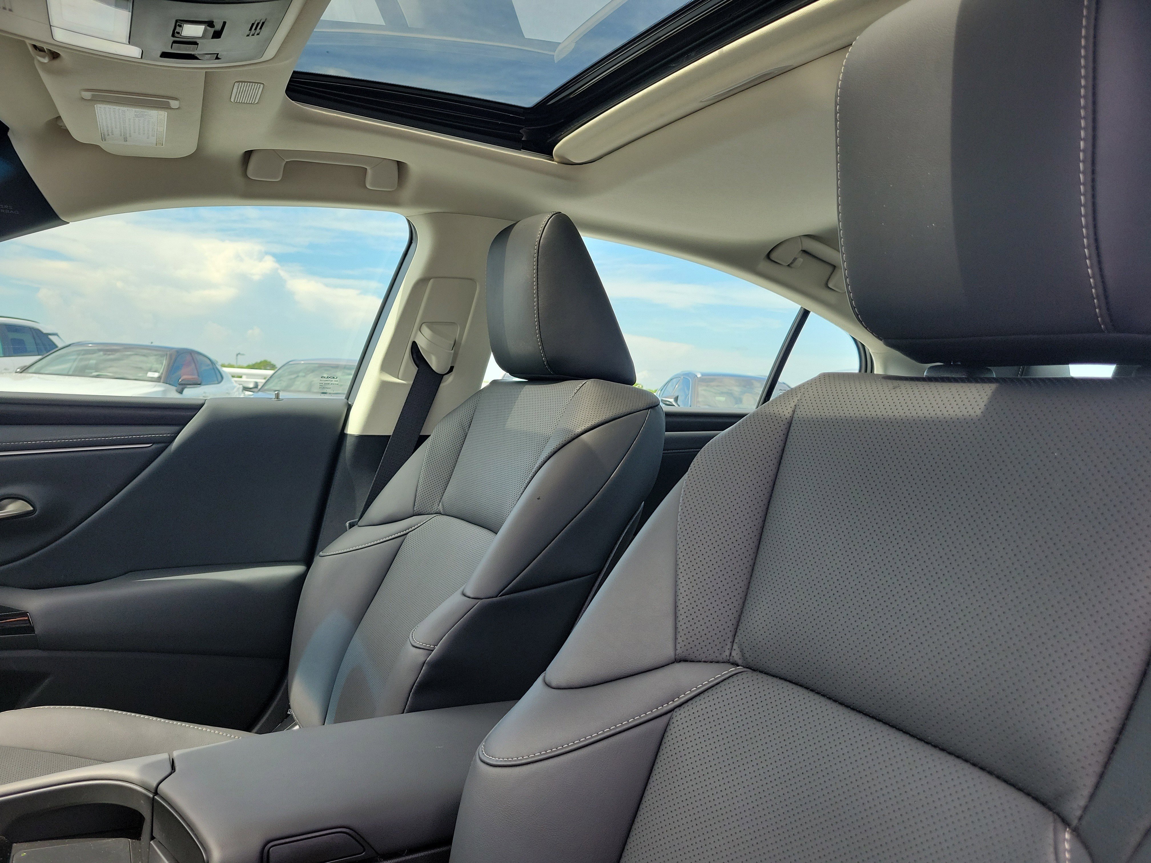 2025 Lexus ES 350 - Photo 22