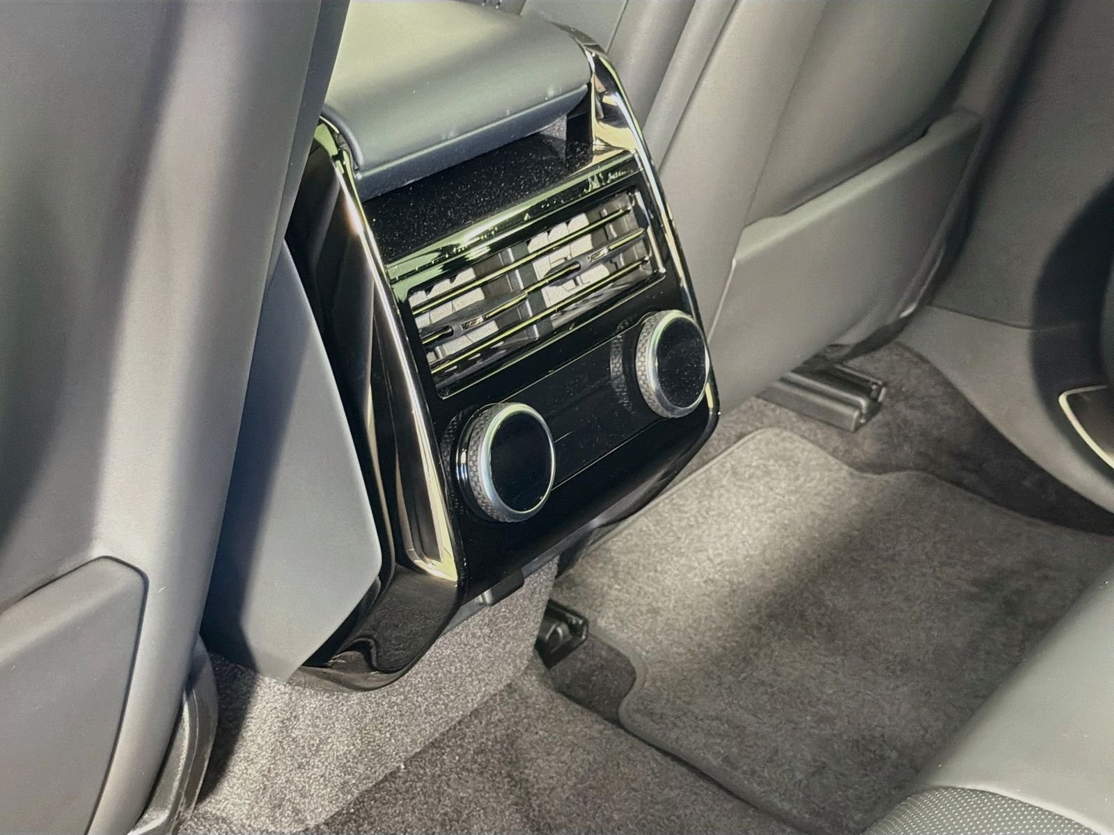 New 2026 Fuji White Land Rover Dynamic SE image 28