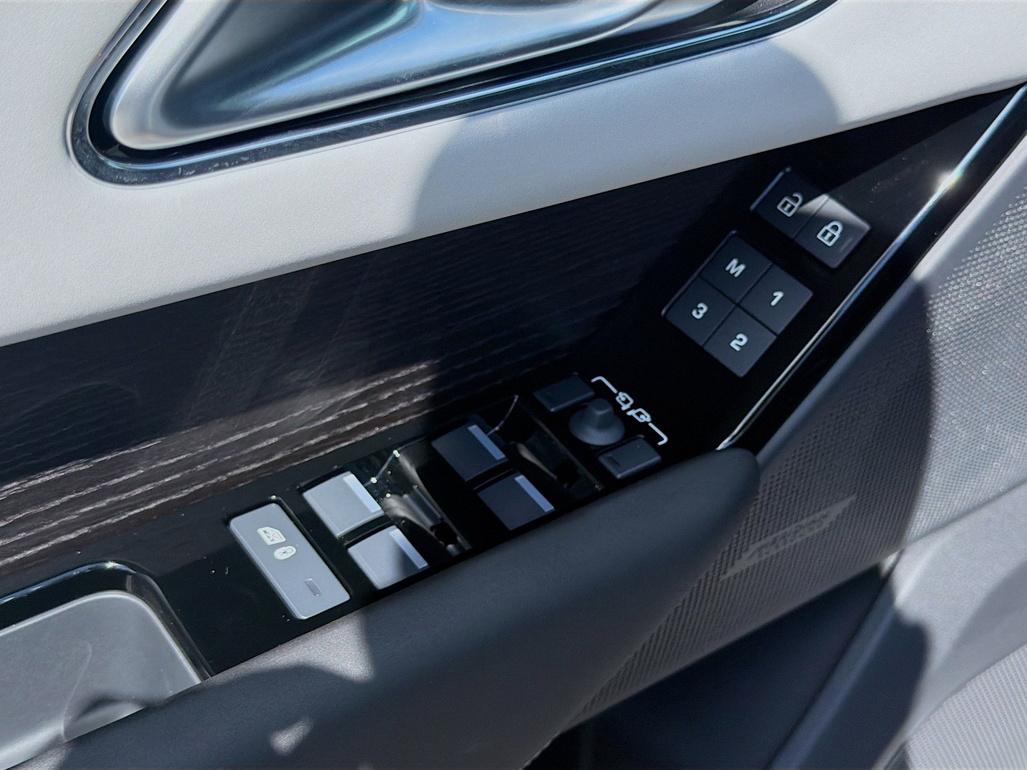 New 2026 Ostuni Pearl White Land Rover Belgravia Edition image 22