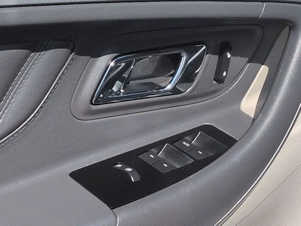 Used 2011 White Platinum Clearcoat Metallic Ford SEL image 10