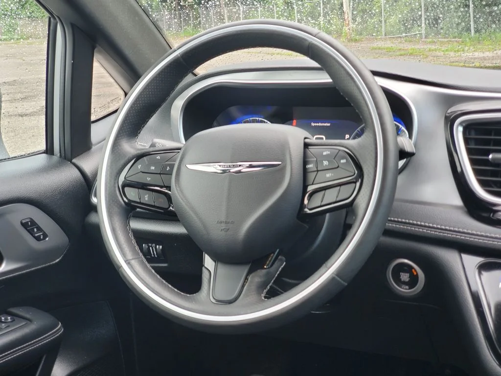 Used 2019 Silver Chrysler Limited image 27