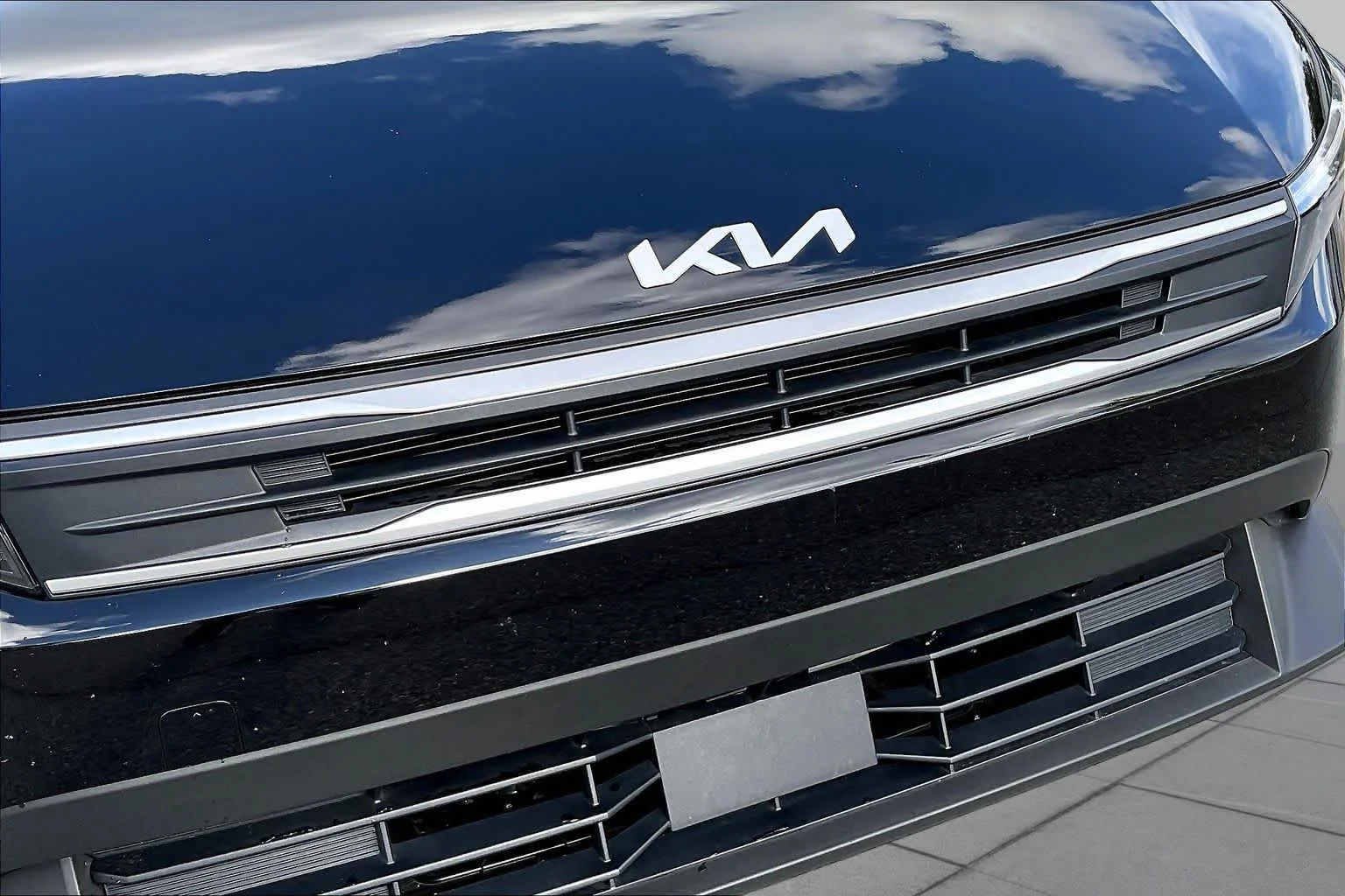 Used 2025 Aurora Black Pearl Kia LX image 29