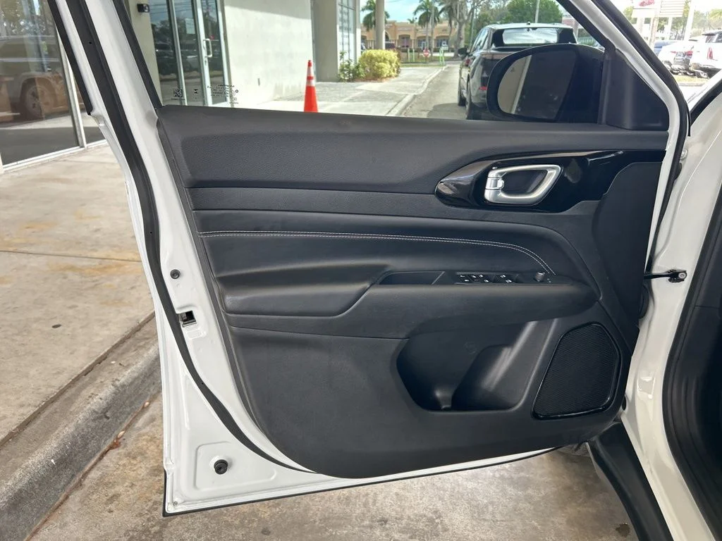 Used 2023 White Jeep Altitude image 36
