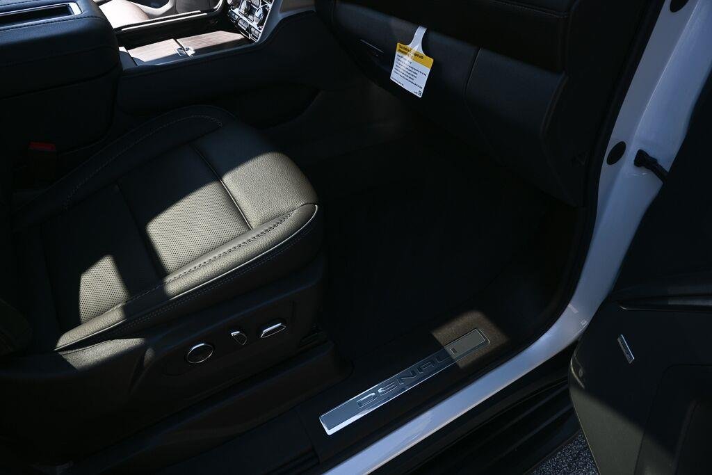 Used 2021 White Frost Tricoat GMC Denali image 18
