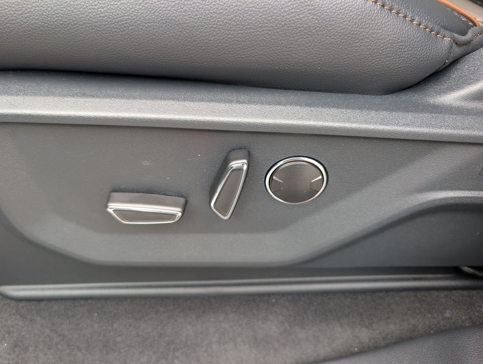 New 2026 Iconic Silver Metallic Ford Lariat image 15