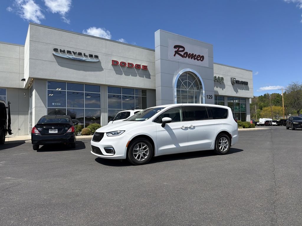 2023 Chrysler Pacifica Touring L's photo