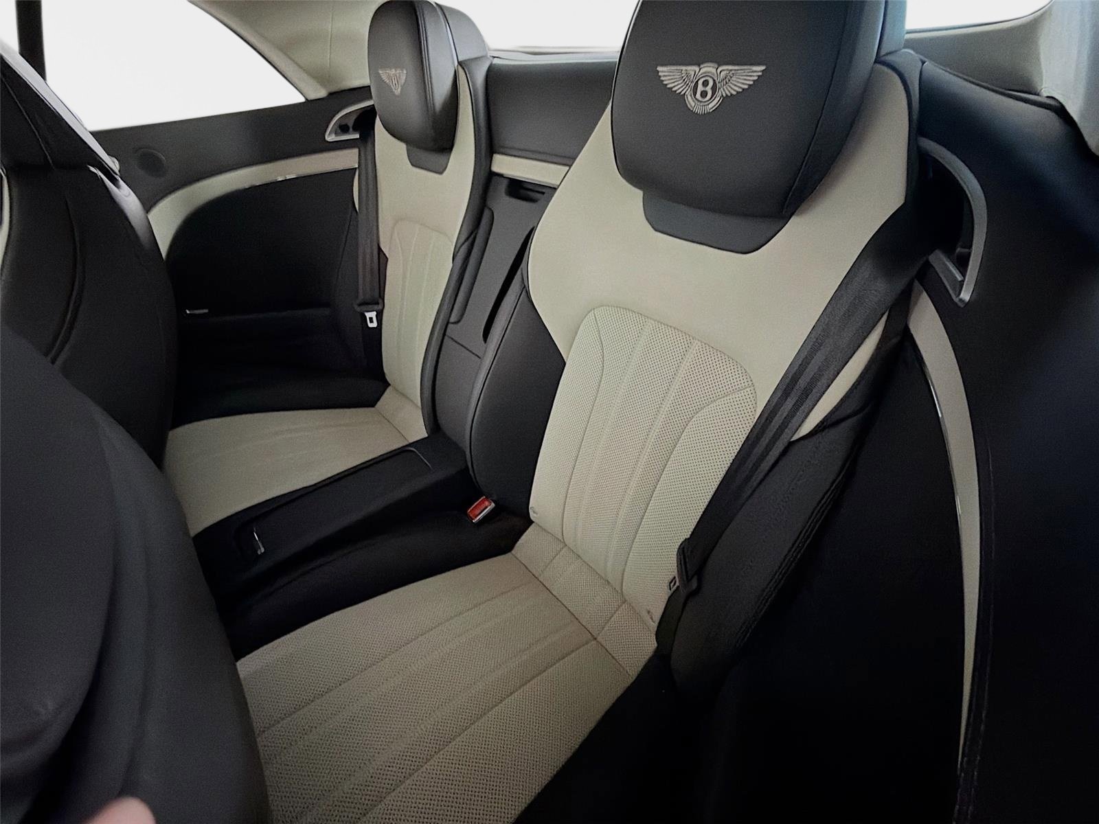 Used 2022 White Bentley V8 image 23