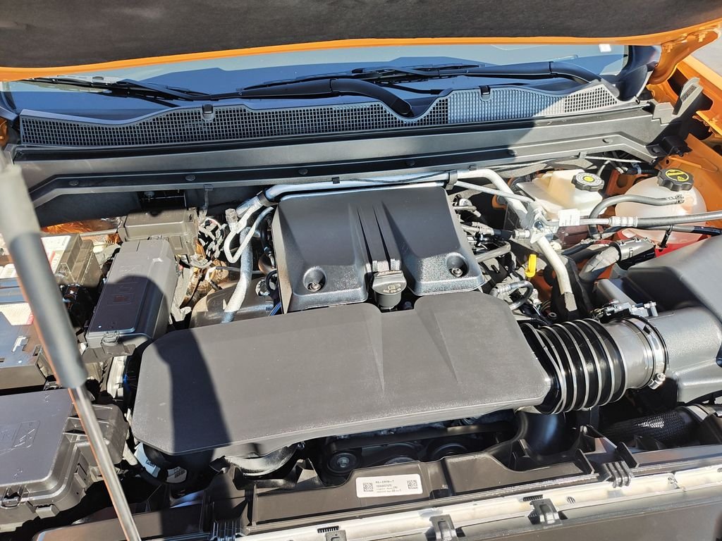 Used 2025 Orange Chevrolet Z71 image 25