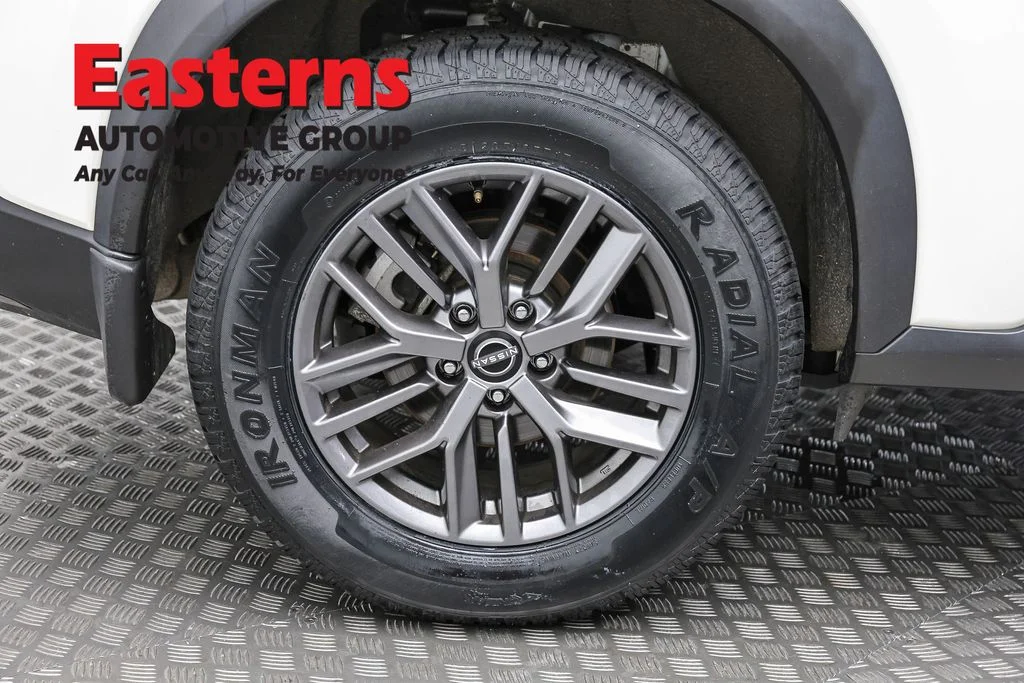 Used 2023 White Nissan S image 31