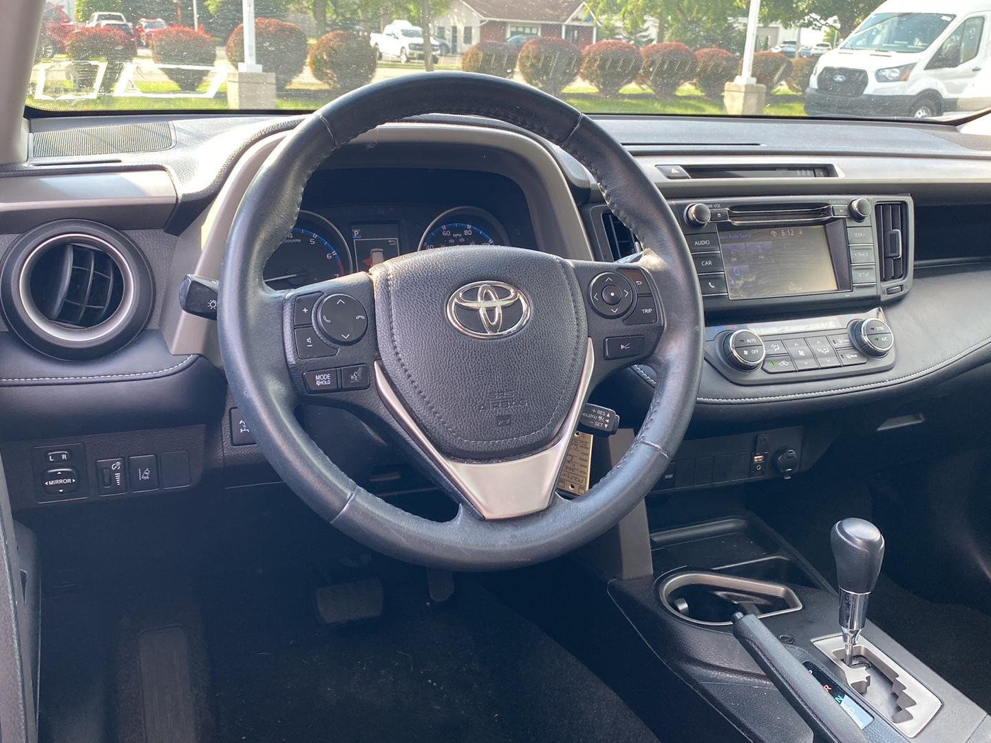 Used 2018 Silver Sky Metallic Toyota XLE image 10