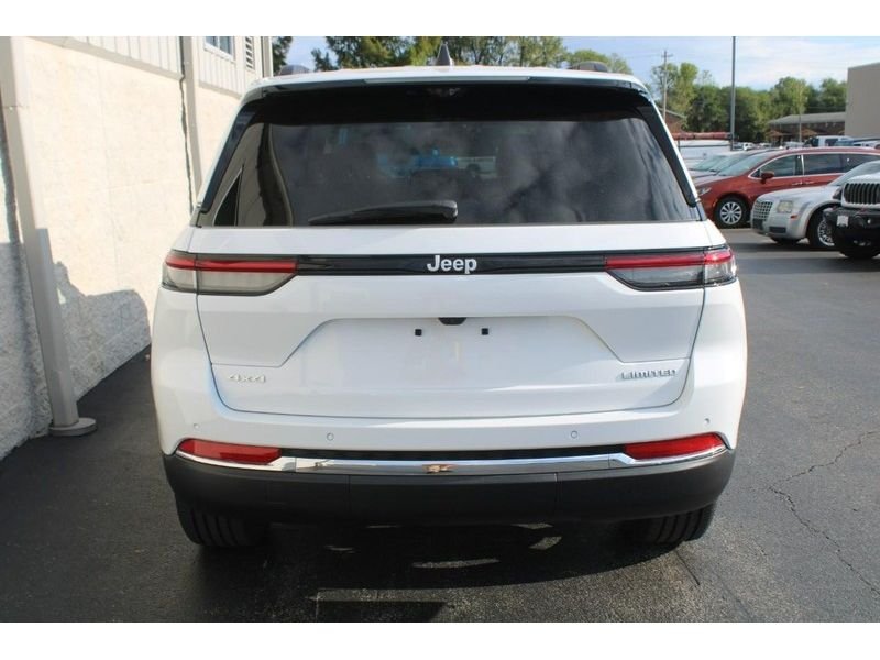 New 2025 Bright White Clear-Coat Exterior Paint Jeep Limited 4x4 image 4