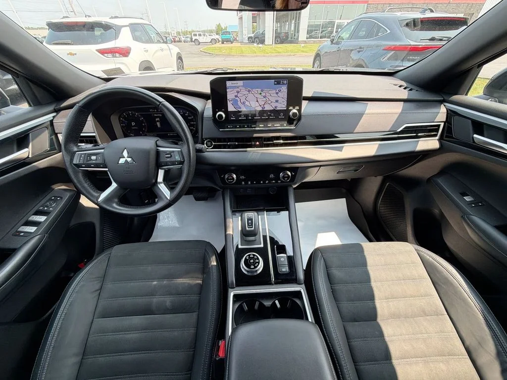 Used 2023  Mitsubishi SE Black Edition image 10