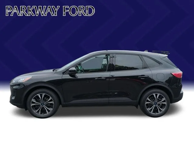 Used 2022 Black Ford SE image 2