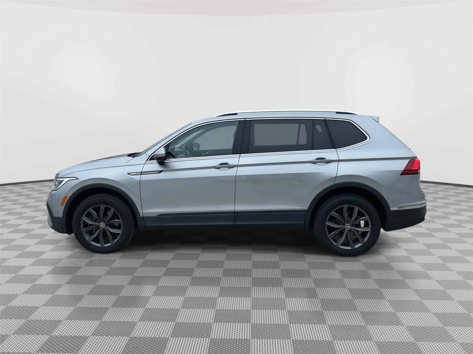 Certified Used 2022 SILVER Volkswagen SE image 6