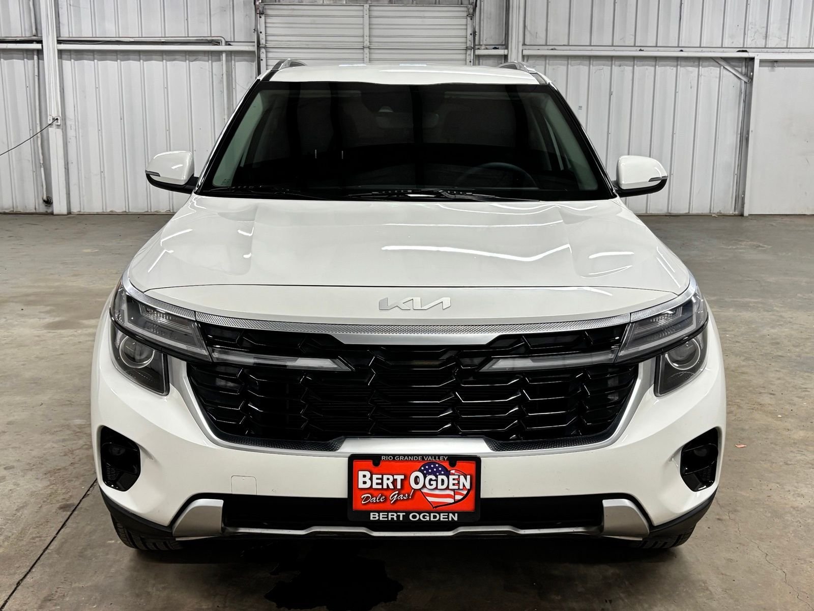 Used 2025 White Kia S image 2