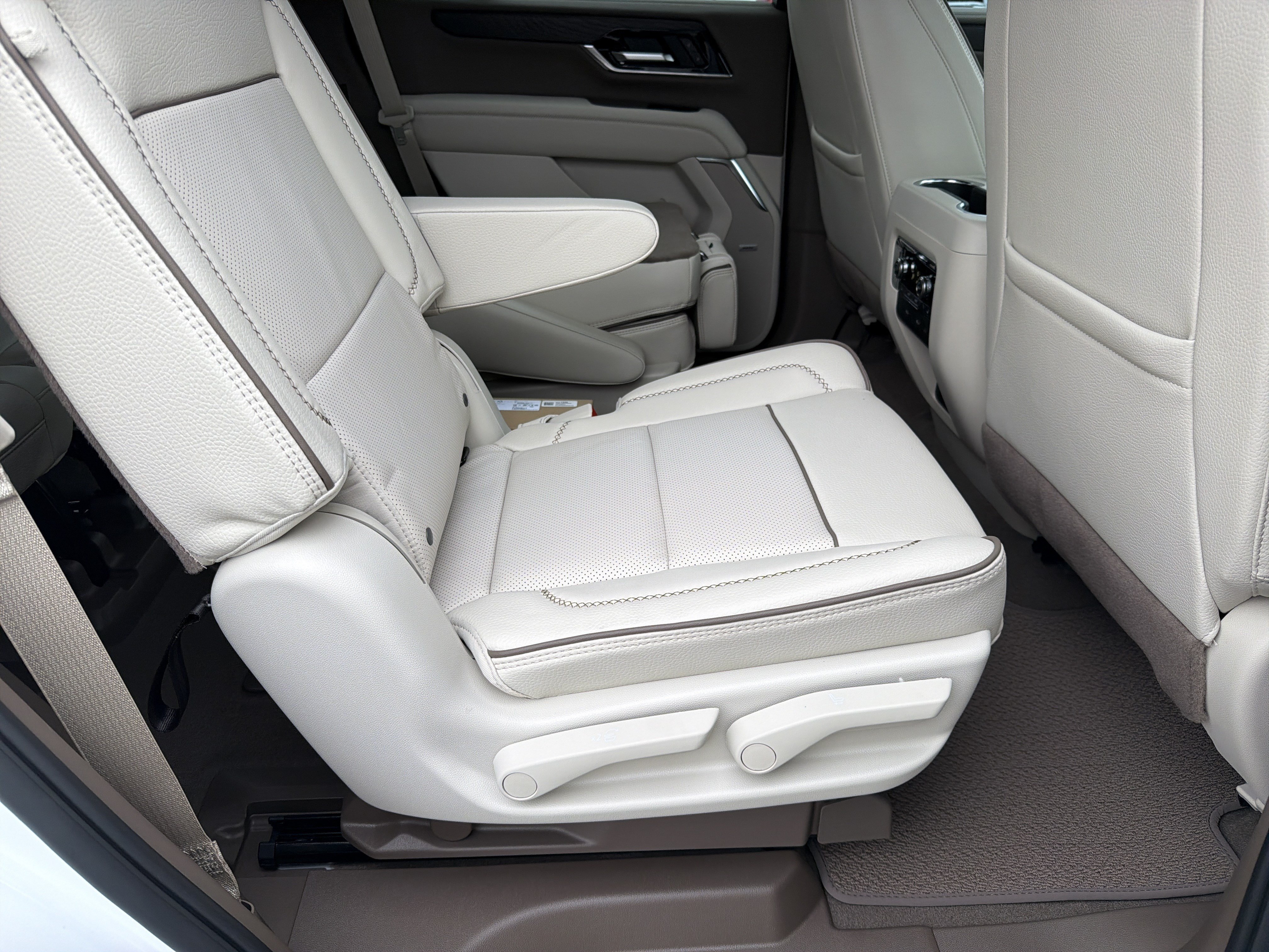 2026 GMC Yukon Denali - Photo 15