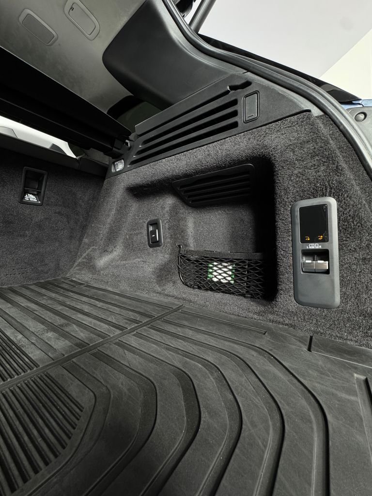 Used 2025 Velocity Blue SV Bespoke Ultra Metallic Satin Land Rover SV Edition Two image 10