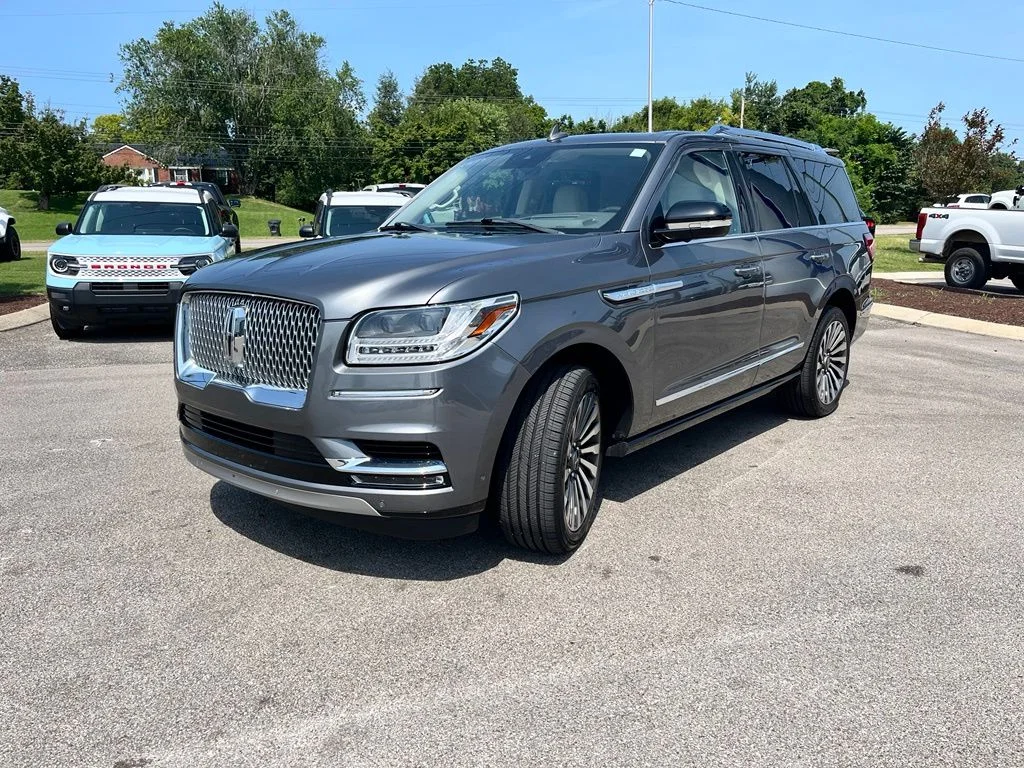 Used 2021 Gray Lincoln Reserve image 3