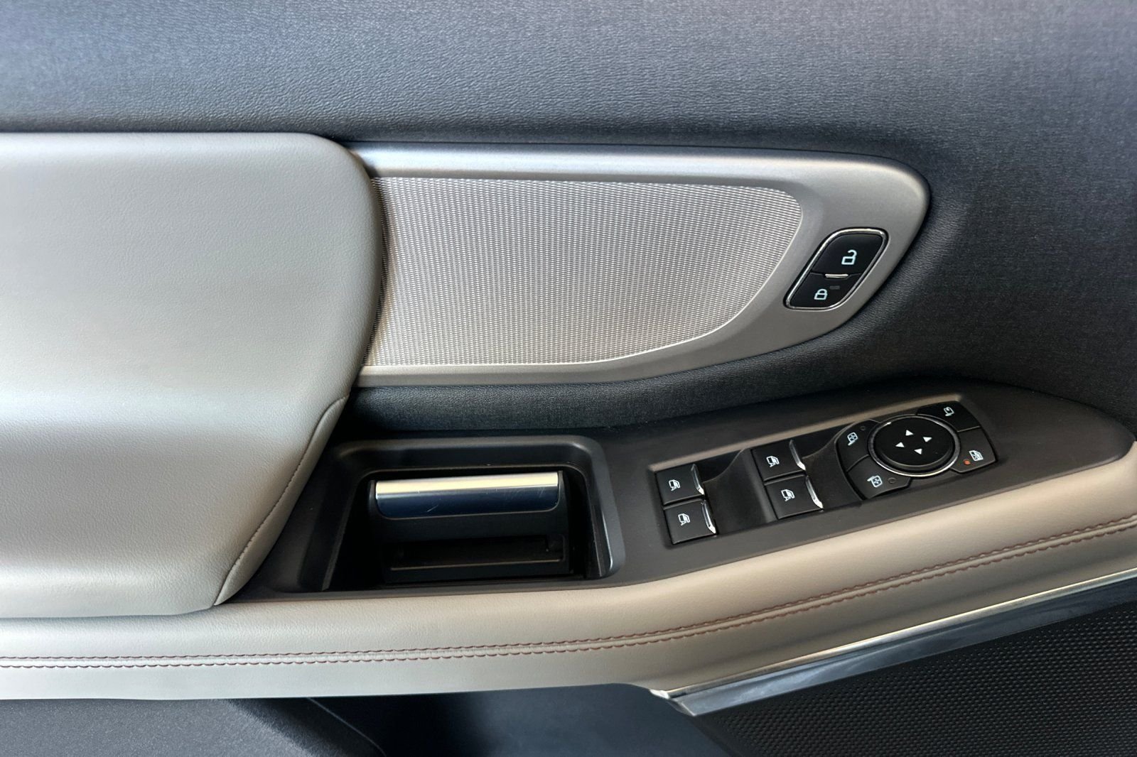 Used 2025 Gray Ford Active image 10