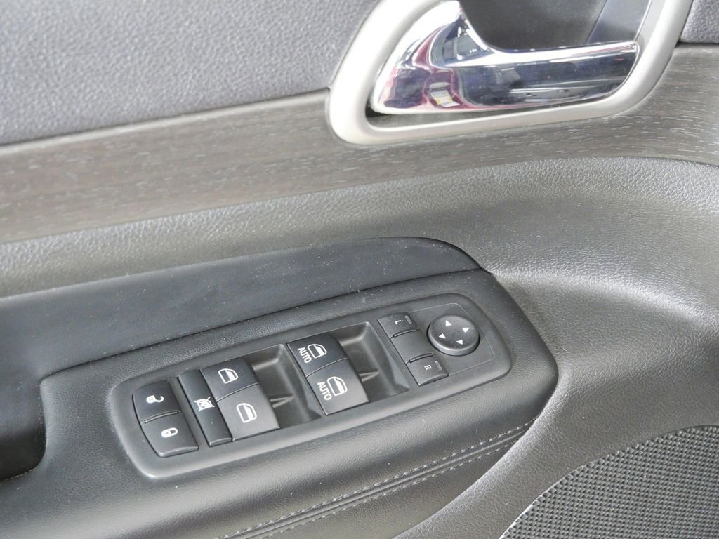 Used 2017 Red Jeep Altitude image 33