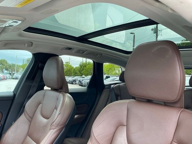 Used 2019 White Volvo T5 Momentum image 24