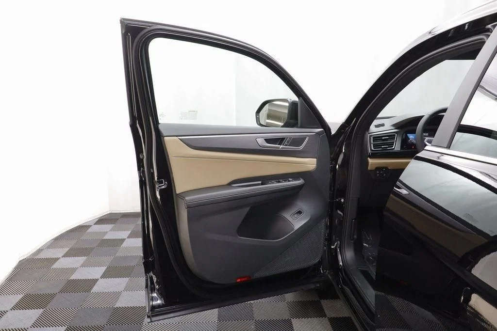 New 2026 Deep Black Volkswagen 2.0T SE w/Technology image 6