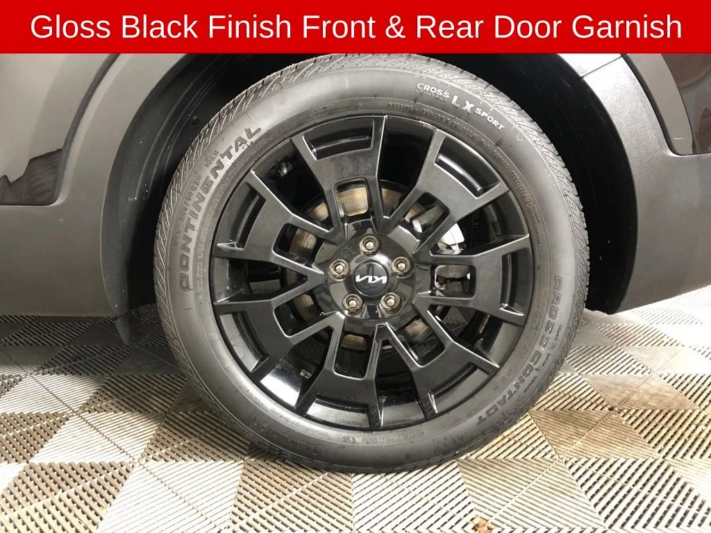 Used 2022 Black Kia EX image 27