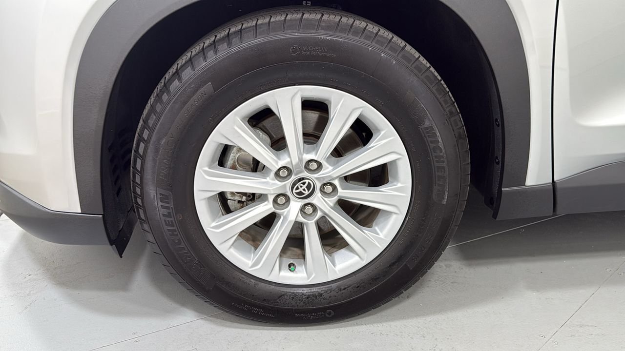 Used 2024 Silver Toyota XLE image 24