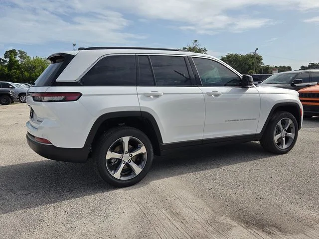 New 2026 Bright White Clear-Coat Exterior Paint Jeep Limited image 8