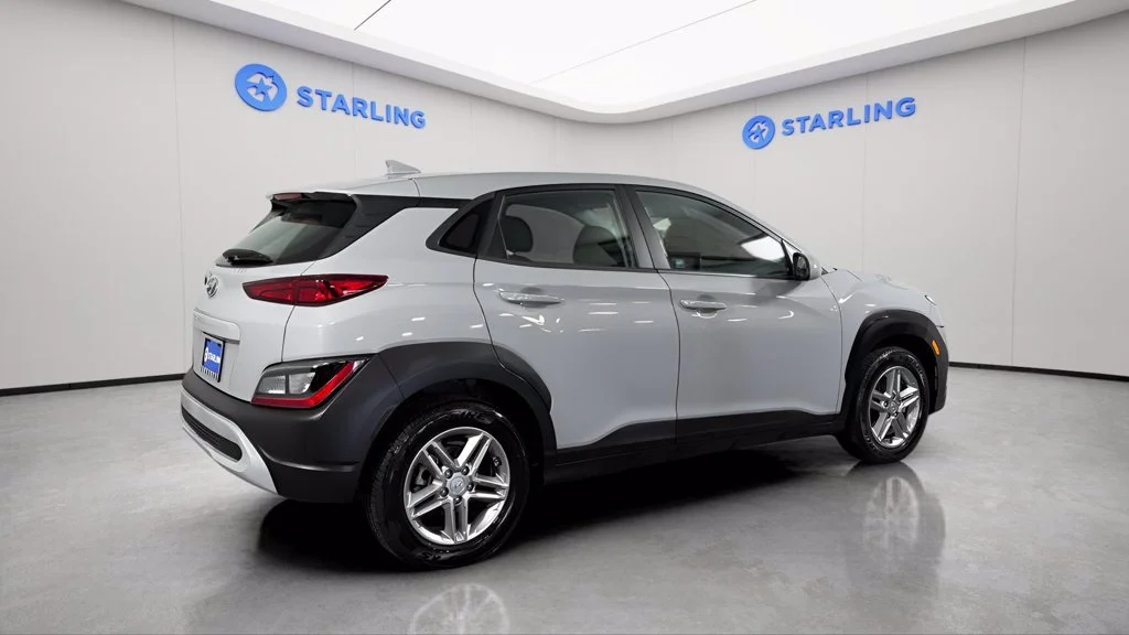Used 2022 Silver Hyundai SE image 9