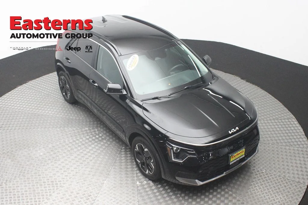 Used 2024 Black Kia Wind image 3